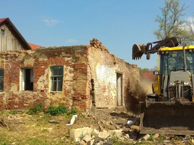 Дома в бедном районе, где бедные люди живут Разрушение старых домов,  землетрясения, экономический кризис, покинутые дома Стоковое Изображение -  изображение насчитывающей проблема, опасность: 156721555