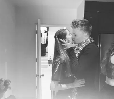 страстные поцелуи, поцелуй, целует в губы, девушка лижет шею парню,  целуются девушки, Свадебный фотограф Москва