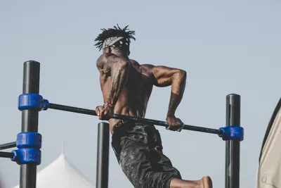 Street Workout Спортивный Парень С Горизонтальными Полосками — стоковые  фотографии и другие картинки Акробат - iStock