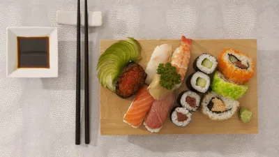 Суши роллы перекусывать на работе. перерыв для еды суши. | Премиум Фото