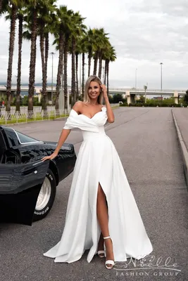 Блестящее свадебное платье с V-образным декольте купить в Москве