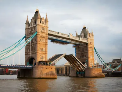 Прекрасный вид тауэрского моста в Лондоне Соединенного королевства  Великобритании Стоковое Фото - изображение насчитывающей известно, городск:  174216168