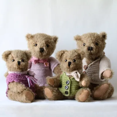 Simple teddy bear standing up on Craiyon