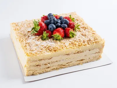 Купить Торт Наполеон с ягодами 1,4кг в кафе-кондитерской \"Британские  Пекарни\" с доставкой СПб