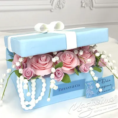 Торт для женщины с кремовым покрытием, малиной и цветами