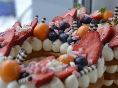 Торт с пирожными в японском стиле 2902120 стоимостью 24 900 рублей - торты  на заказ ПРЕМИУМ-класса от КП «Алтуфьево»