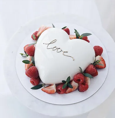 Заказать Свадебный торт в виде сердца STVS005255 - по цене от 2 760 руб. за  1 кг. с декором с доставкой по Москве