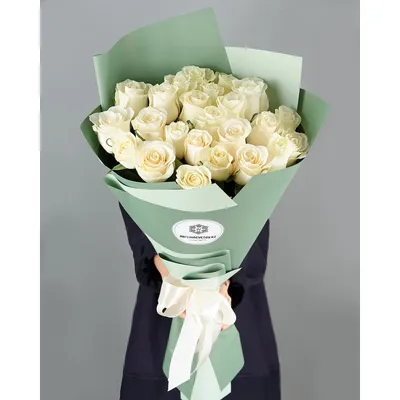 25 белых кустовых роз Сноуфлейк 40 см | купить недорого | доставка по  Москве и области