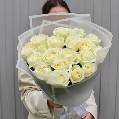Букет из 25 белых роз и эвкалипта «Крем-брюле» - интернет-магазин  «Funburg.ru»