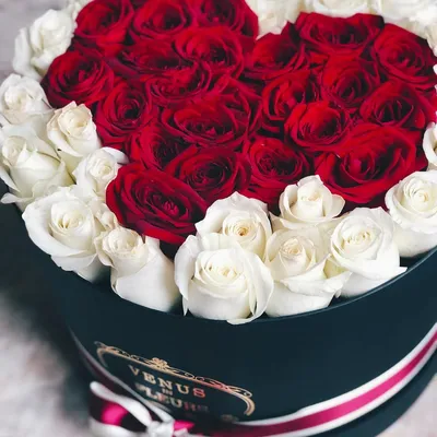 Белые розы с сердцем от 51 шт. за 10 690 руб. | Бесплатная доставка цветов  по Москве