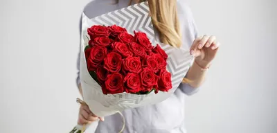 Букет 101 роза: что символизирует, как правильно подарить, какие цвета  выбрать - Букеты СПб