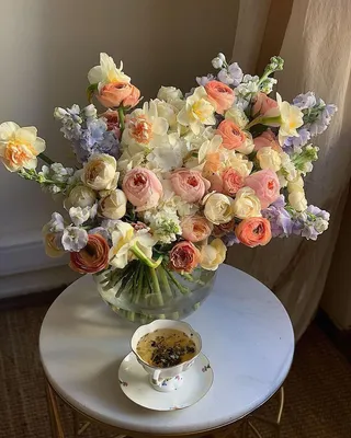 Эстетика цветов 🤍 Доставка on Instagram: “Краски рассветного неба 💛 ⠀  Доброе утро ✨ ⠀ Выбрать цветы для создания настроения,… | Цветы, Цветочные  композиции, Букет