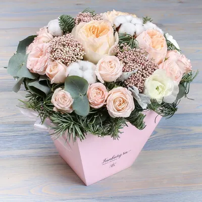 Цветы и макаронс в коробке «Красиво» купить в Екатеринбурге с доставкой
