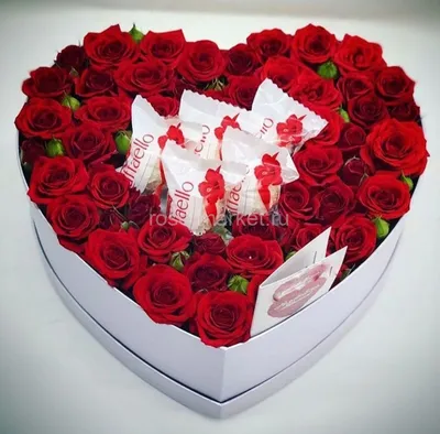 Композиция цветов «Пылкая любовь» из 35 роз и конфет Рафаэлло заказать в  интернет-магазине Роз-Маркет в Краснодаре по цене 7 500 руб.
