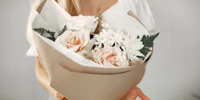 Букет цветов Любовь в красной шляпной коробке купить с доставкой в Москве