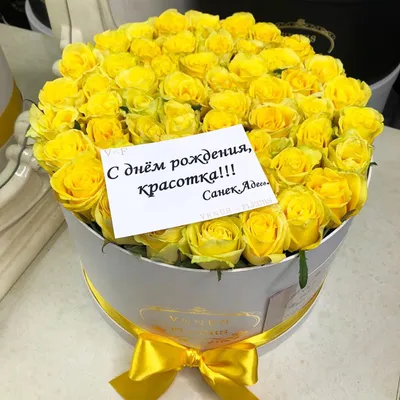Ягоды и кустовые розы в шляпной коробке купить в Москве с доставкой недорого
