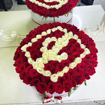 Черные розы с надписью в шляпной коробке 1 шт. купить с доставкой в Москве.  Цена от 14200 ₽