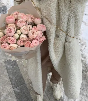 Лера в Instagram: «Цветы зимой красивее, а ягоды слаще♥️ Согласны?  #thenoisetier #pinterest #velvetdynasty #everydaylux #эстетикомуд #llemerc…  | Цветы, Розы, Ягоды