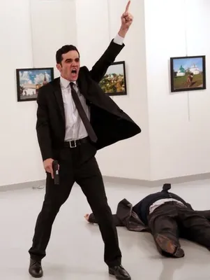 Премию World Press Photo дали за фотографию убийцы посла Карлова - BBC News  Русская служба