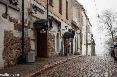 Узкие улицы старого города стоковое изображение. изображение насчитывающей  ретро - 108371757