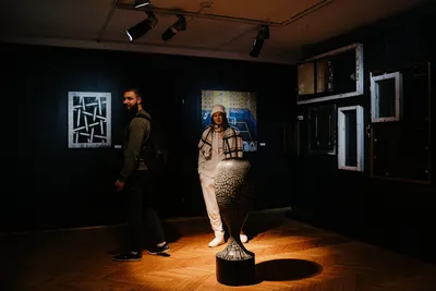 В Днепре открыли галерею с работами Banksy и крупнейшей в Украине  коллекцией KAWS – DTF MAGAZINE | DON'T TAKE FAKE