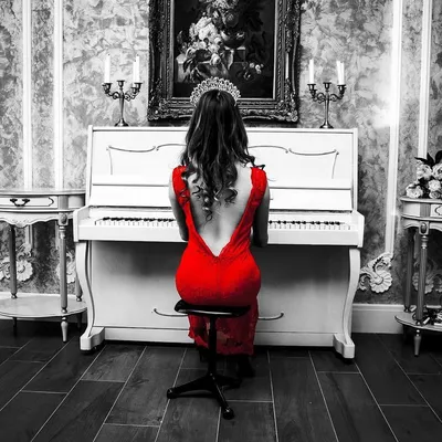 Девушка в красном платье играет на пианино. Фотосессия в стиле \"Город  грехов\". ЧБ фото. Черно-белое. | Красное платье, Стиль, Платья