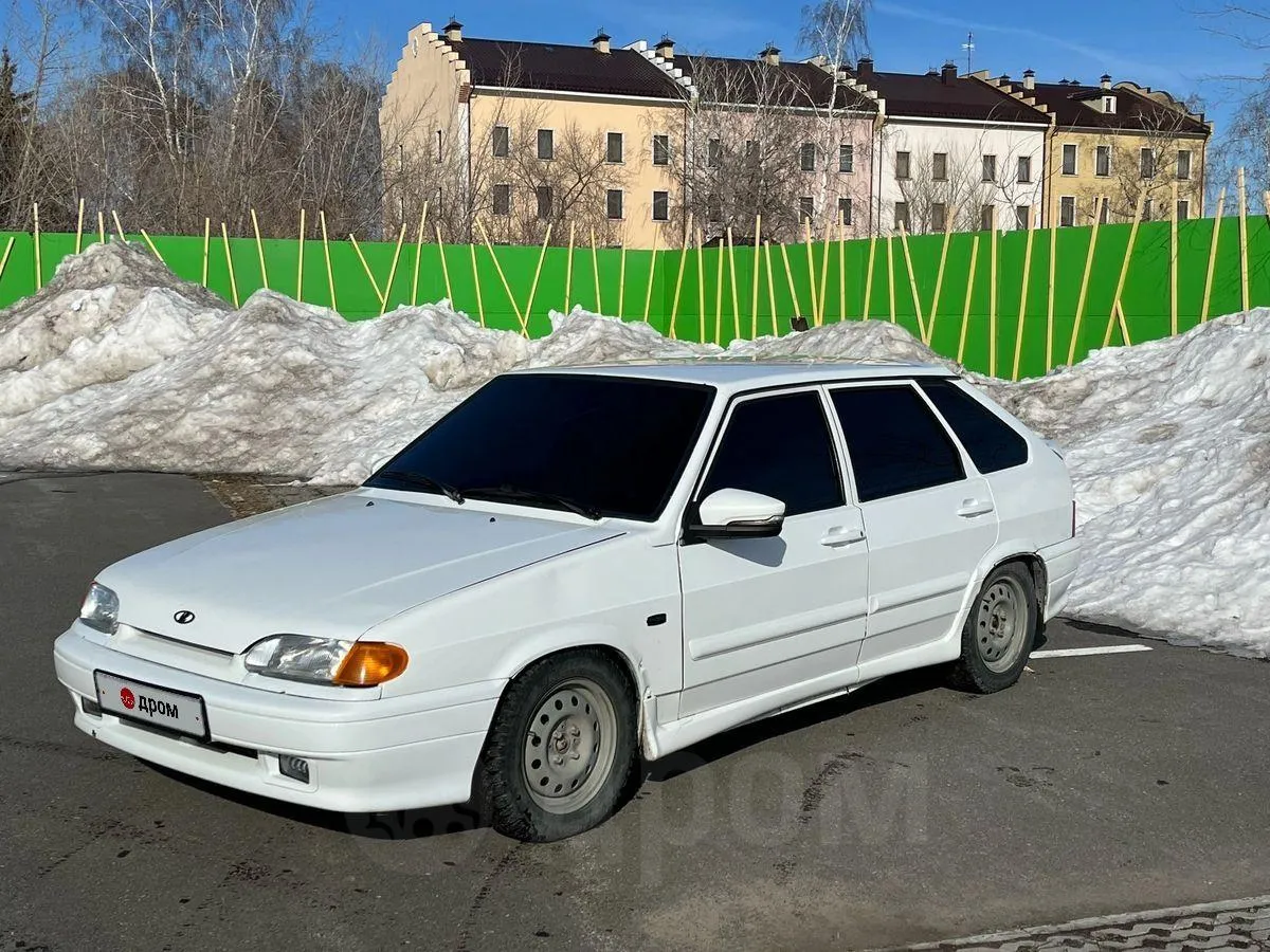 Белая четырка на стиле