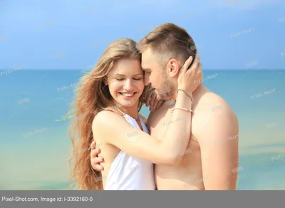 Влюбленная пара на берегу моря » ImagesBase - Обои для рабочего стола