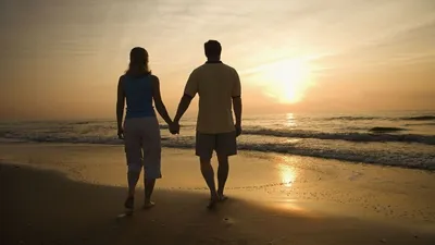 любящая пара позирует на пляже. молодые влюбленные, смотрящие на море  Стоковое Фото - изображение насчитывающей романтично, мужчина: 252513416