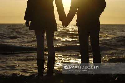Осень. Влюбленные. Море. Закат. Романтика. Autumn. Love. Lovers. Sea.  Sunset. Romance. Love Story. | Couple photos, Photo, Scenes
