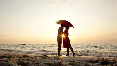 Силуэты влюбленных на фоне моря Stock Photo | Adobe Stock