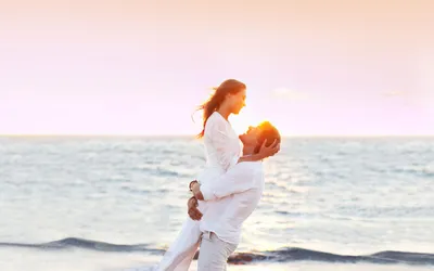 Силуэты влюбленных на фоне моря Stock Photo | Adobe Stock