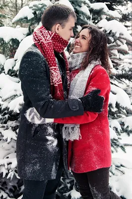 влюблённые зимой позируют на улице Стоковое Фото - изображение  насчитывающей женщина, фуксия: 243476328