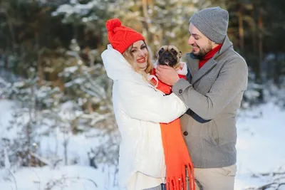 Влюбленная пара с санками в парке в снежный зимний день :: Стоковая  фотография :: Pixel-Shot Studio