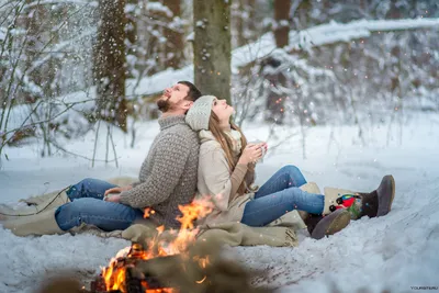 Пара влюбленных на улице зимой сток-видео - Видео насчитывающей счастье,  отдых: 165106227