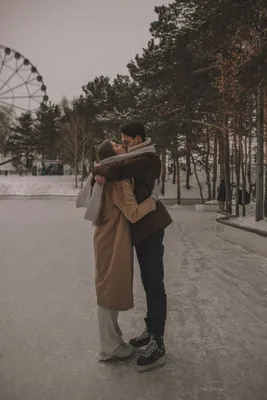 Пара влюбленных осенью или зимой прогуливаются по озеру с яблоком Стоковое  Изображение - изображение насчитывающей люди, холодно: 159997873