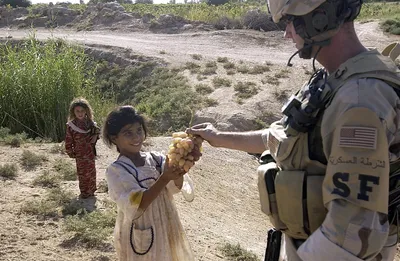 Американский солдат ведет афганских детей в светлое будущее