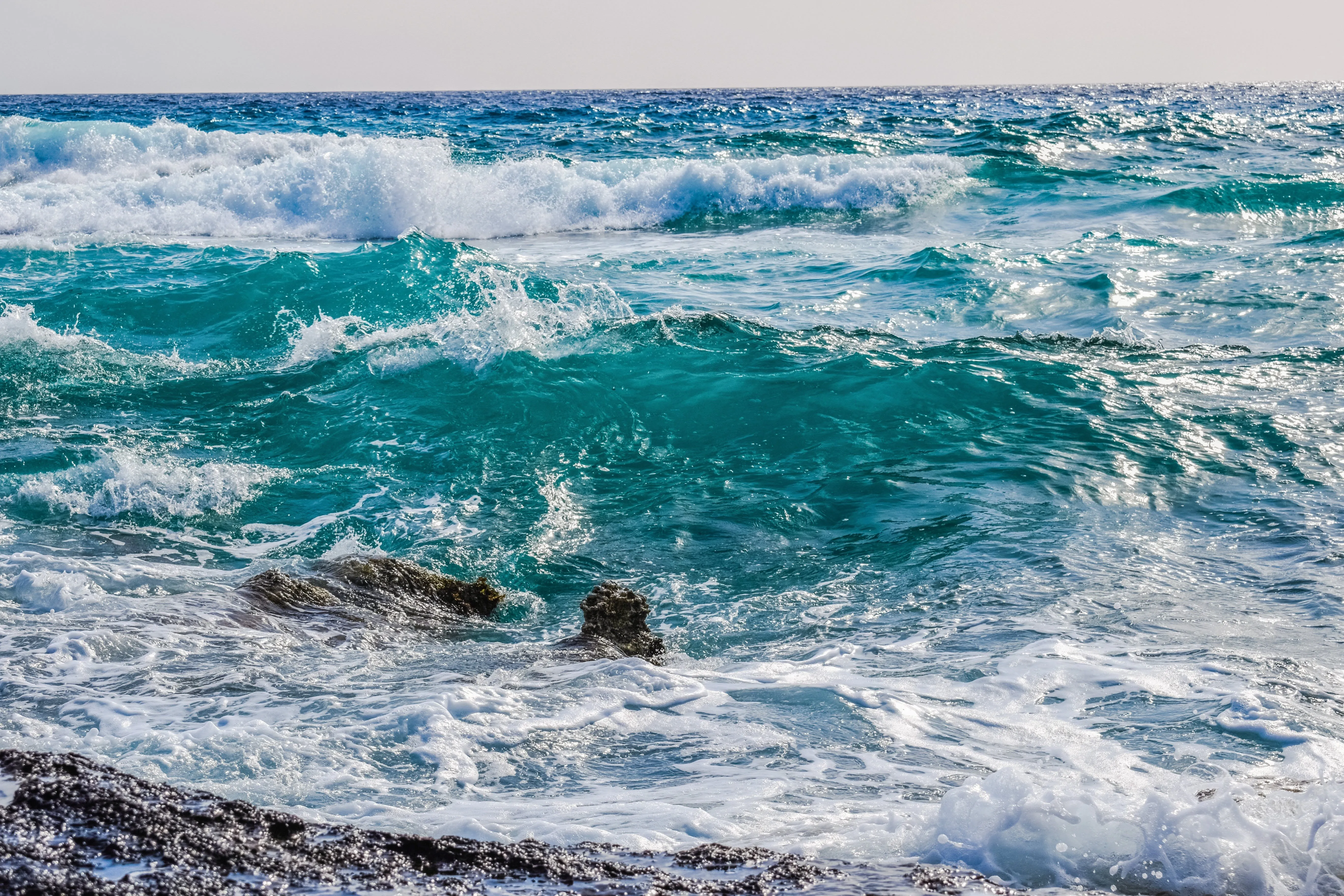 Волна с волною спорит. Море, волны. Красивые волны. Небольшие волны на море. Красота моря.
