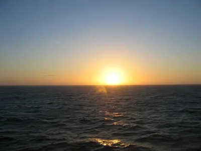Красивый восход солнца, небо синее море, розовый, белый облака, желтый  отблеск солнца, золотое отражение в воде, мирный ландшафт Стоковое  Изображение - изображение насчитывающей остров, цветасто: 198646847