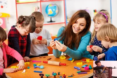 воспитатель детского сада разговаривает с детьми в детском саду Стоковое  Изображение - изображение насчитывающей межрасовый, внедрение: 219272961