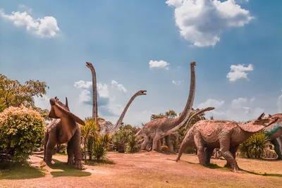 Обзор книги \"Динозавры. Все самые грандиозные виды древнейших животных.  Иллюстрированный атлас\" - YouTube