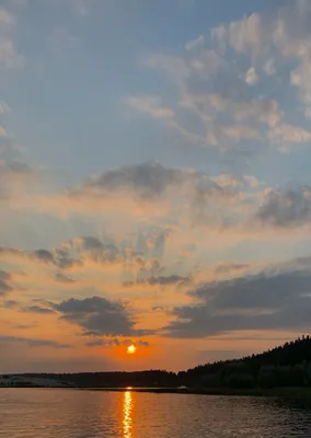 Закатное небо эстетика заката на реке золотой час тени на облаках оранжевое  солнце | Пейзажи, Золотой час, Закаты