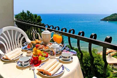 Завтрак на берегу моря,фрукты кофе…» — создано в Шедевруме