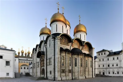 Здания, созданные иностранцами: Исаакиевский собор, здание Биржи,  Екатерининский дворец и другие.