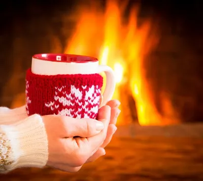 Натюрморт зимы: чашка кофе и раскрытая книга Стоковое Фото - изображение  насчитывающей рождество, нерезкости: 102430630