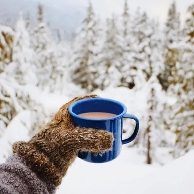 Картонная чашка кофе в снегу зимой. горячий пить чай или кофе в стакане  зимой на улице. | Премиум Фото