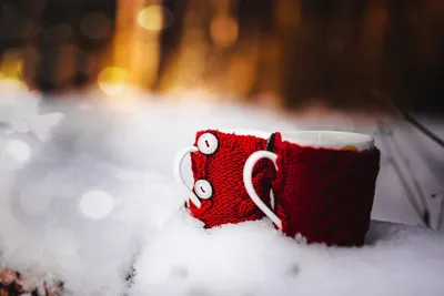 Чашка кофе на белом столе у окна зимой | Премиум Фото