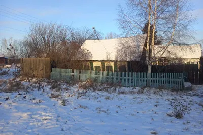 Дом для одной семьи, покрытый снегом зимой | Премиум Фото