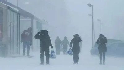 Российский фотограф показал, как живут люди в холоднейшей Якутии. Зимой они  готовят лёд!