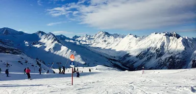 лыжник на доске спускается с горы, зима, зимние виды спорта, время года фон  картинки и Фото для бесплатной загрузки